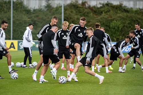 Čeští fotbalisté během reprezentačního tréninku.