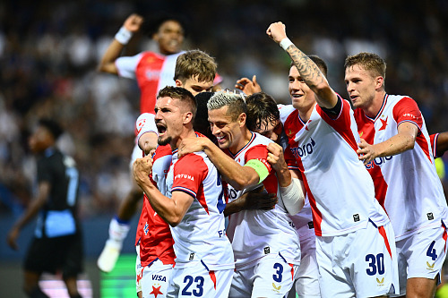 Fotbalisté Slavie se radují z gólu proti Slovanu Liberec.