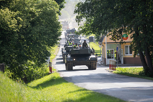 Z přáslavické posádky zamířila v devět ráno kolona tanků Leopard 2A4...