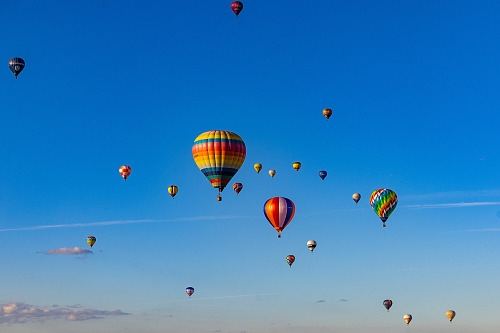 Z Hradce Králové vzlétlo na 80 balonů, fiesta je součástí oslav 800 let první...