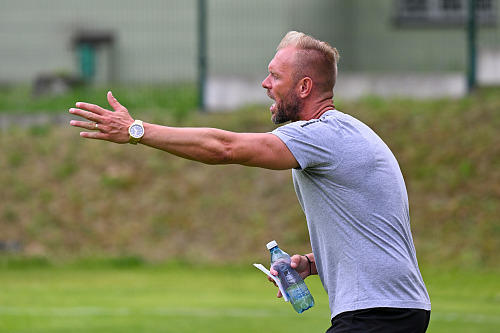 Roman West vede fotbalisty Karviné na tréninku.