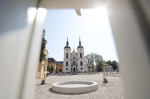 Donedávna nepříliš udržované nádvoří, na němž v blátě a loužích parkovala auta,...