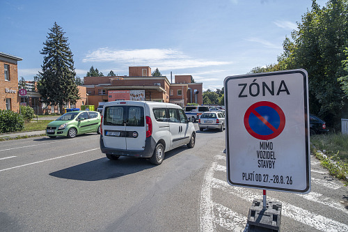 Silničáři opraví 150 metrů rozbité cesty u hlavního vjezdu do areálu Baťovy...