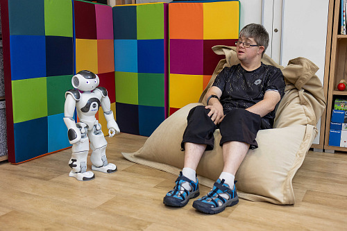 Robot se v sociálních zařízeních napříč krajem zapojoval se do aktivit s...