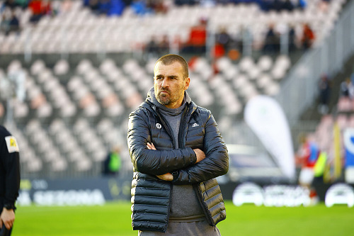 Jeden z českobudějovických trenérů Marek Nikl sleduje utkání v Brně.