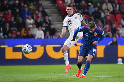 Marco Pašalič střílí před Jiřím Slámou druhý gól Chorvatska.