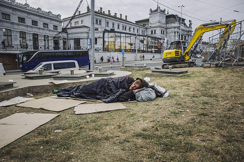 U nádraží v Brně se poslední týdny nepovaluje tolik bezdomovců a dalších osob,...