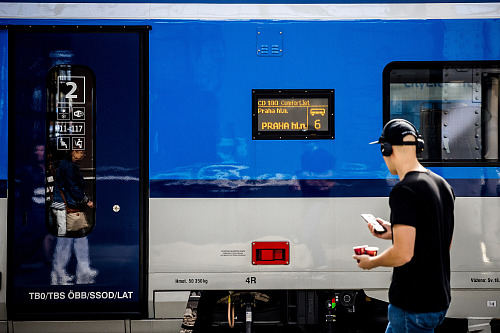 České dráhy představily novou soupravu ComfortJet. Tyto vlaky budou jezdit na...
