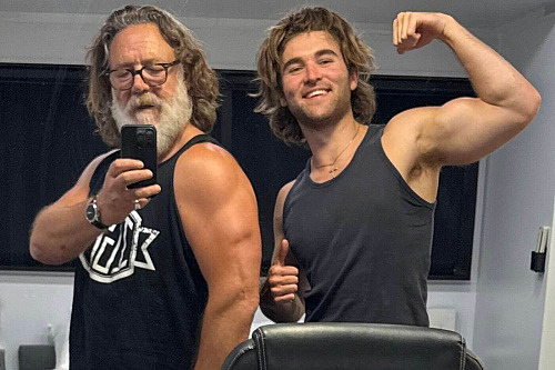 Russell Crowe a jkeho syn Tennyson (červenec 2026)