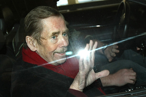 Václav Havel po propuštění z nemocnice Motol, kde mu operovali zánět v krku....