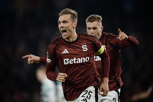 Asger Sörensen slaví třetí gól Sparty proti Shamrock Rovers.