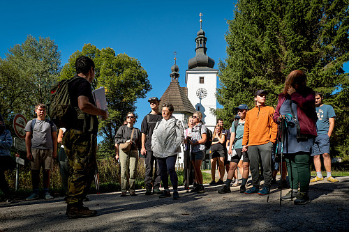 Badatel Paměti národa Jan Ciglbauer (v popředí s batohem) při jedné ze svých...