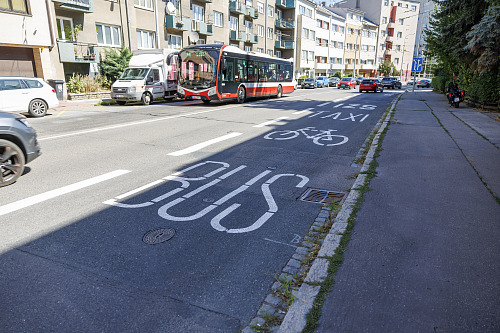 V Brně na ulici Provazníkova mají více místa cyklisté a MHD na úkor aut....