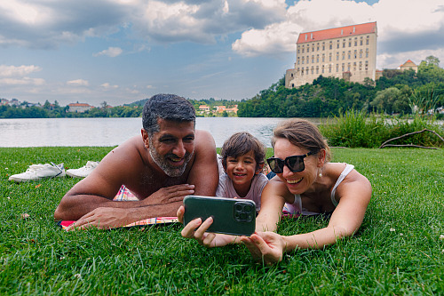 Lovce selfie fotografií láká také plumlovský zámek nabízející masivní jediné...