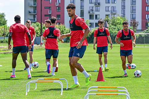 Trénink pardubických fotbalistů, uprostřed Jason Noslin
