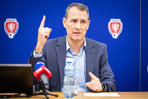 Carlos Clos Gómez na tiskové konferenci ve strahovském sídle fotbalové asociace...