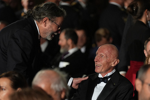Bývalý premiér Mirek Topolánek s europoslancem Alexandrem Vondrou na předávání...