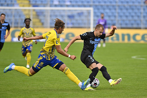 Liberecký záložník Petr Hodouš (vpravo) zasekává míč před Davidem Grygerou ze...