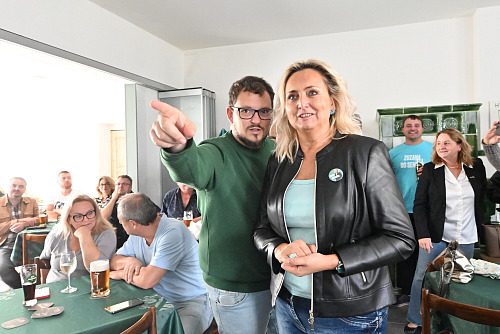 Kandidátka do Senátu Zuzana Ceralová Petrofová (za ODS) při sledování výsledků...
