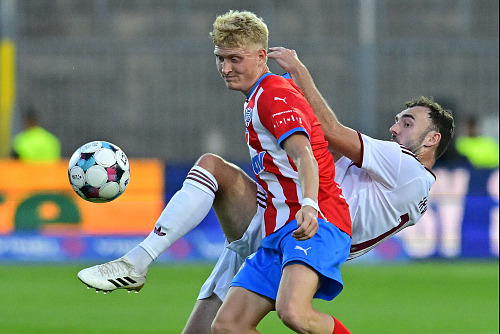 Brněnský útočník Tadeáš Vachoušek ve střetu s Andrewem Irvingem ze Sparty.