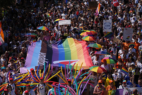 Pochodu Prague Pride se účastní tisíce lidí. Akce probíhá za zvýšeného dozoru...