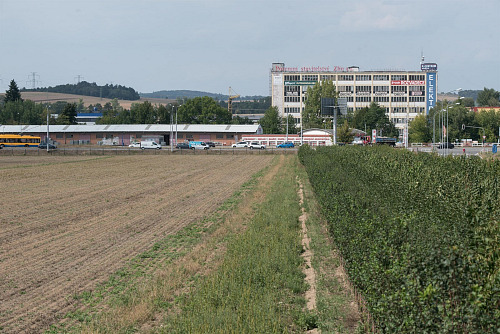 Plocha mezi sídlištěm ve zlínské části Malenovice a obchodním centrem, kde by...