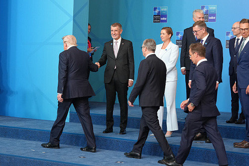 Premiér Andrej Babiš (ANO) a americký prezident Donald Trump si podávají ruku....