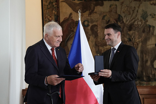 Ministr zahraničí Petr Macinka (Motoristé) uvítal Václava Klause u příležitosti...
