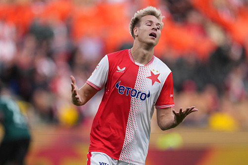 Slávistický Ondřej Zmrzlý se rozčiluje v utkání proti Karviné.