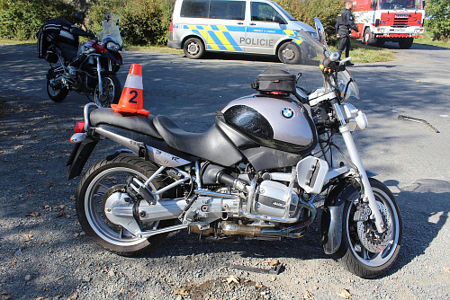 Motorkářka se na Přerovsku srazila s osobním autem, stroj poté srazil opodál...
