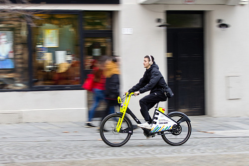 Sdílená elektrokola se v Plzni těší velkému zájmu cyklistů. (24. března 2026)