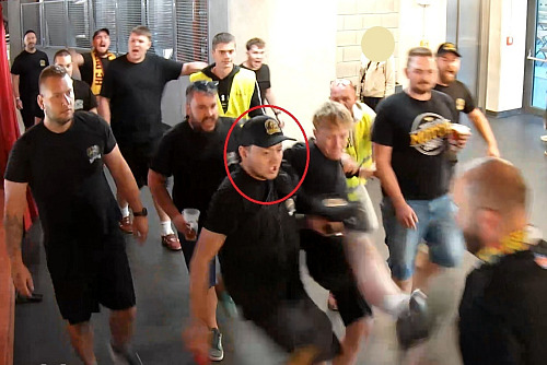 Policie se obrací na veřejnost s výzvou o pomoc. Na záběrech z bezpečnostních...