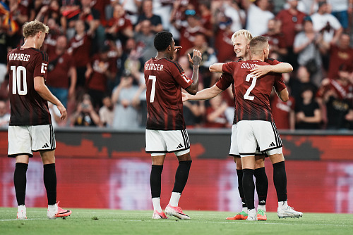 Sparťanští fotbalisté oslavují premiérovou trefu Jonatana Brunese proti Zlínu.