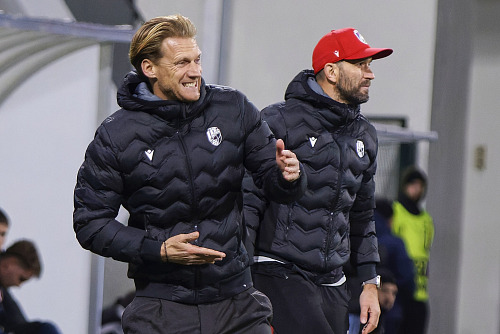 Plzeňský trenér Radoslav Kováč se svým asistentem Markem Bakošem během utkání s...