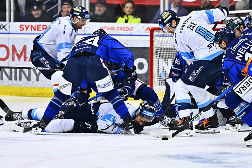 Tuhý boj před brankou v utkání Liberec vs. Vítkovice.
