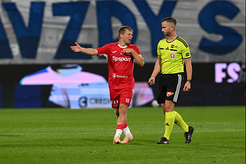 Pardubický kapitán Michal Hlavatý diskutuje s rozhodčím Vítem Zaoralem v utkání...