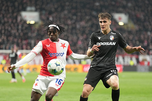 Slávista David Moses podstupuje souboj o míč s plzeňským Alexandrem Sojkou.