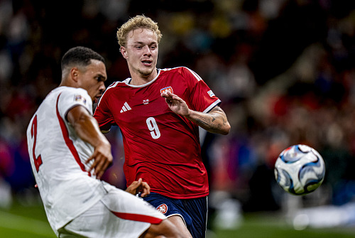Adam Karabec se snaží dostat k míči přes Angličana Alexandera-Arnolda.