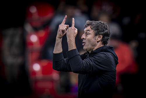 Santi Denia při svém debutu na pozici kouče českých fotbalistů.