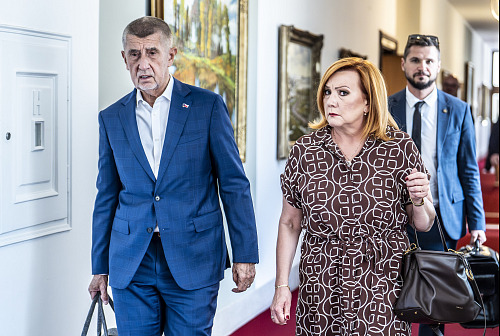 Premiér Andrej Babiš a ministryně financí Alena Schillerová přichází na jednání...