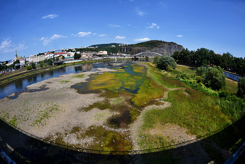 Značně vyschlé koryto Labe v centru Ústí nad Labem. (6. srpna 2026)
