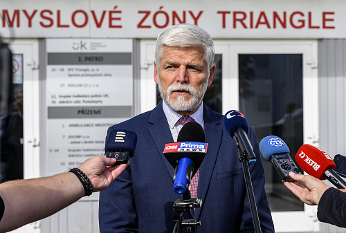 Prezident Petr Pavel hovoří s novináři při návštěvě v průmyslové zóně Triangle...