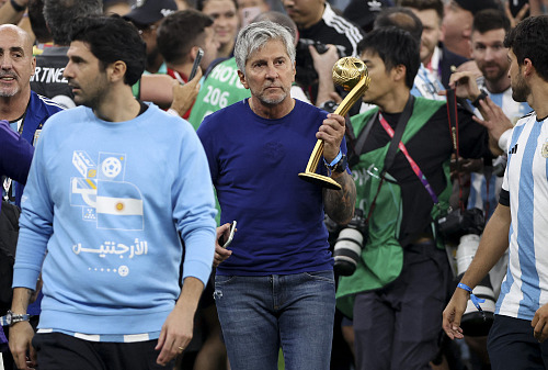 Jorge Messi s trofejí pro nejlepšího hráče turnaje, kterou na mistrovtsví světa...