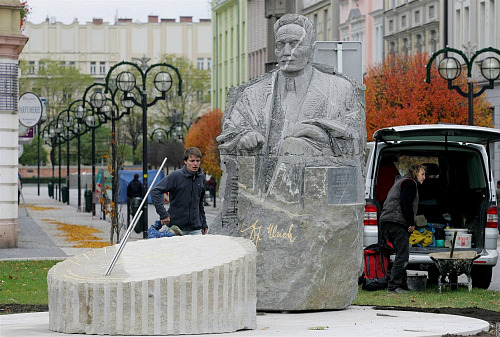 Socha královéhradeckého starosty Františka Ulricha - V popředí Gočárův...