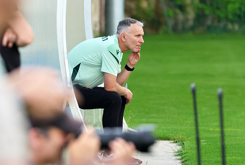 Nový kouč fotbalistů Baníku Ostrava Roman Skuhravý na prvním tréninku.