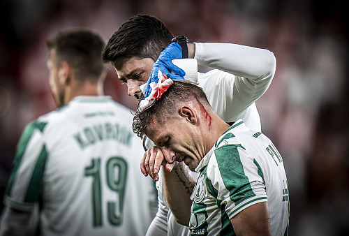 Křídelník Bohemians Václav Pilař opouští hřiště s tržnou ránou po souboji s...