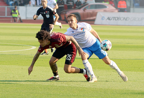 Ostravský útočník Filip Kubala v souboji se sparťanem Ki-Janou Hoeverem.