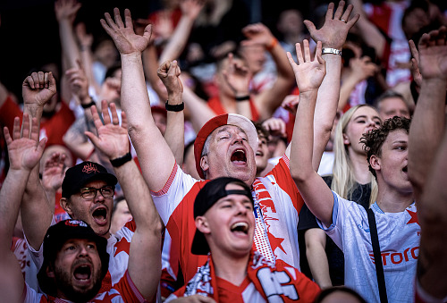 Slávističtí fanoušci v emocích po vítězsví 2:1 nad Olomoucí.