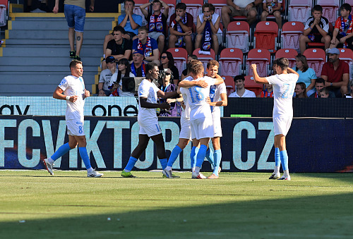 Liberečtí fotbalisté slaví gól proti Plzni v úvodním kole Chance ligy.