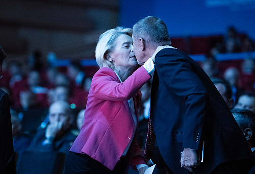Premiér Andrej Babiš se vítá s předsedkyní Evropské komise. (7. července 2026)